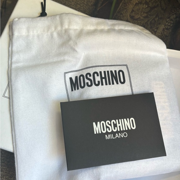 Authentic MOSCHINO Italian Leather logo Bifold wallet - Picture 15 of 16